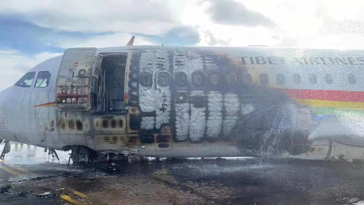 西藏航空起火航班乘客还原逃生过程：30多名乘客直接跳机脱险-1
