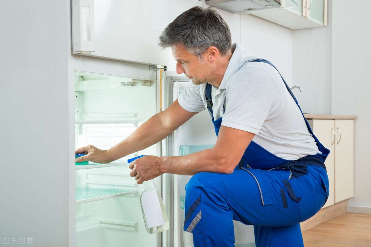 冰箱排水口在哪里以及如何清洗？