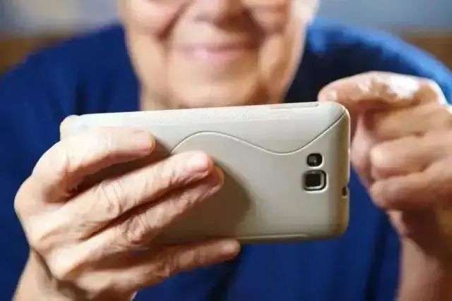 省中医名医教路 | 老人长时间玩手机，对眼睛有这些危害！怎么合理使用手机？