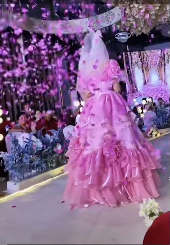 ​​​新娘穿自己设计的粉红婚纱引热议，中国传统婚服更是多姿多彩