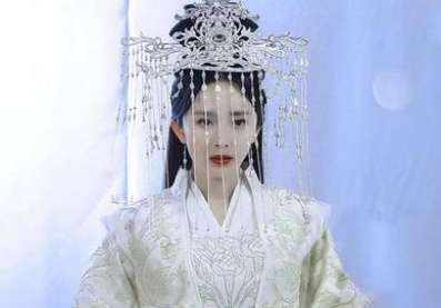 ​​​新娘穿自己设计的粉红婚纱引热议，中国传统婚服更是多姿多彩