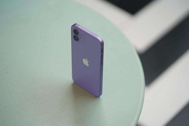 渐变紫配色 iPhone 14 Pro真机图曝光：颜色根据光线变化，十分魔幻