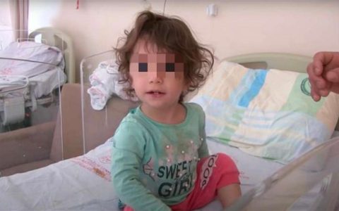 土耳其2岁女童遭蛇咬后咬死蛇，生动诠释了什么是以牙还牙